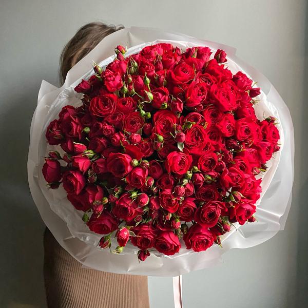 Букет кустовых красных роз