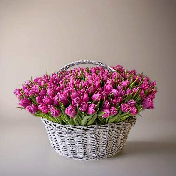 Корзина из 301 пионовидного тюльпана