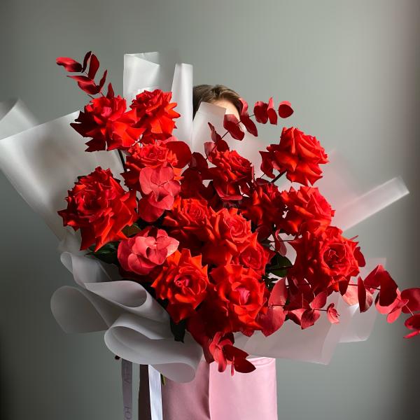 Букет 15 роз с эвкалиптом