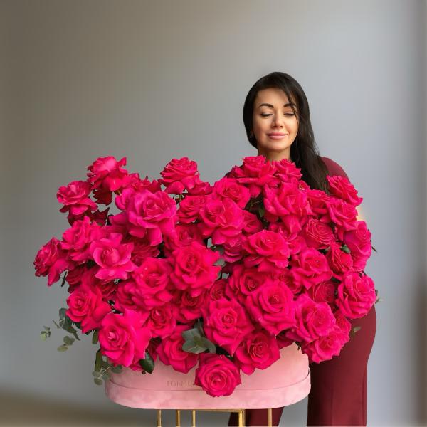 Композиция из 101 французской малиновой розы в бархатной коробке