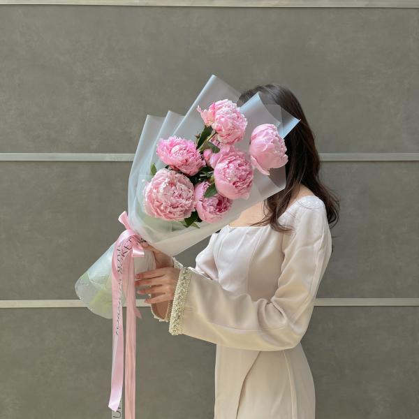 Букет из 7 пионов 