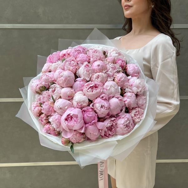 Букет из 55 пионов