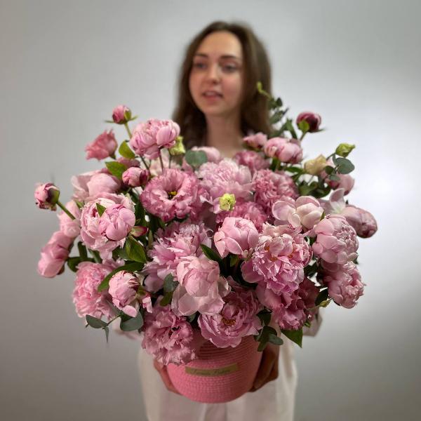 Корзина розовых пионов 