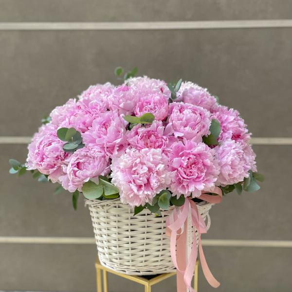 Корзина розовых пионов "Чарующий Прованс"