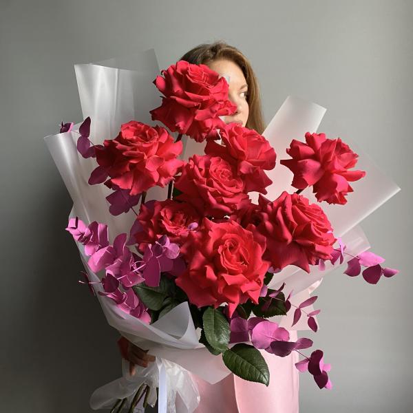 Букет 9 роз с эвкалиптом