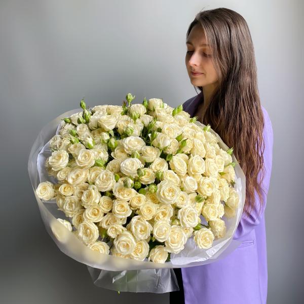 Букет из 51 белой кустовой розы