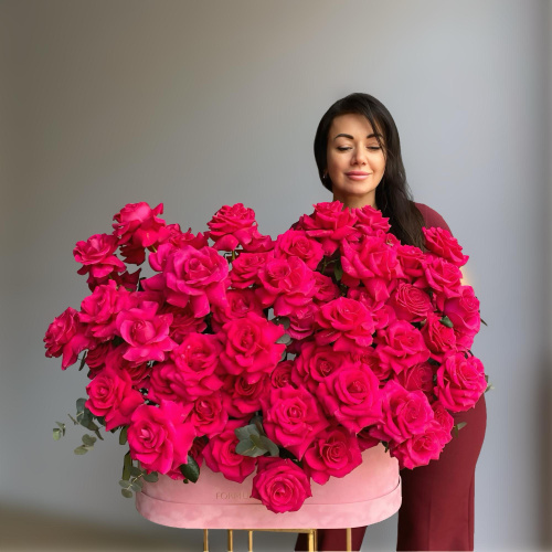 Композиция из 101 французской малиновой розы в бархатной коробке