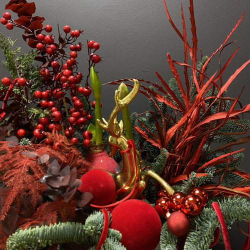 Букет из натуральной ели "Вишневый сад в снегу"