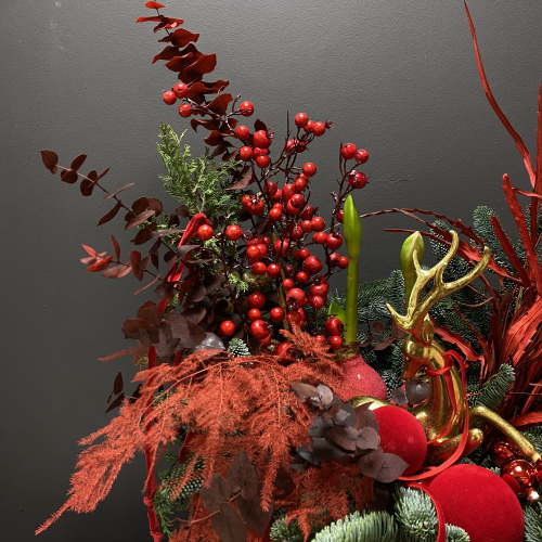 Букет из натуральной ели "Вишневый сад в снегу"